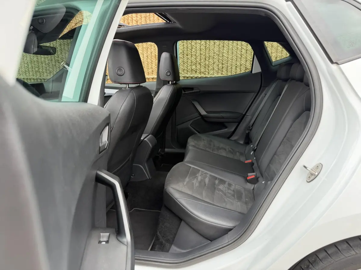 1.0 EcoTSI FR Plus Panoramadak | Stoelverwarming | LED verlichting | Climate control | Cruise control adaptief | Navigatiesysteem | Rijstrooksensor | Achteruitrijcamera