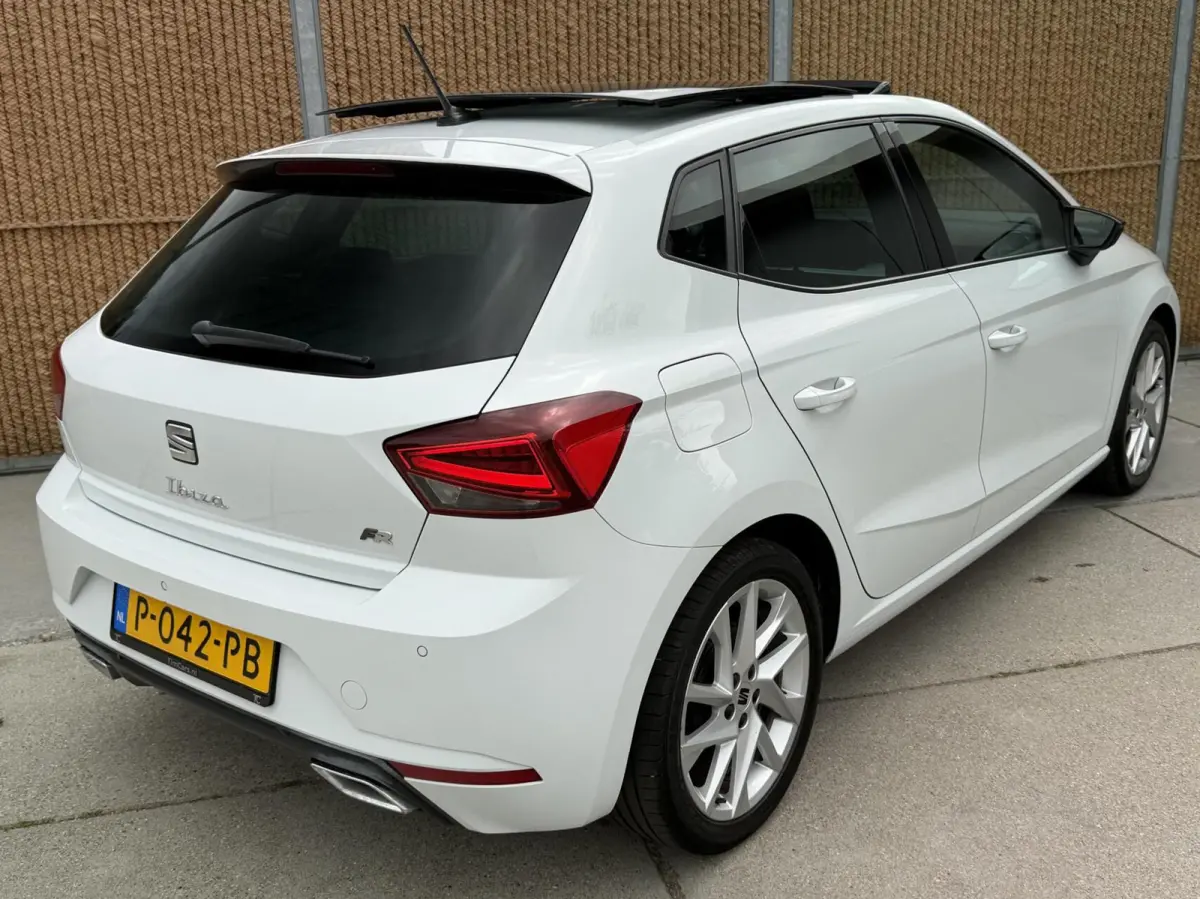 1.0 EcoTSI FR Plus Panoramadak | Stoelverwarming | LED verlichting | Climate control | Cruise control adaptief | Navigatiesysteem | Rijstrooksensor | Achteruitrijcamera