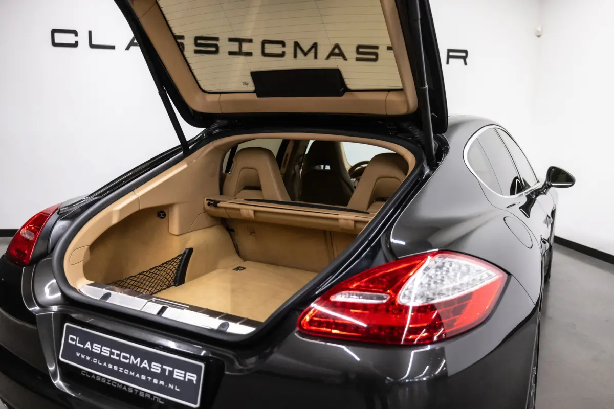4.8 S Btw auto, Fiscale waarde € 12.000,- (€ 27.231.40 Ex B.T.W) DEALER AUTO Dealer auto