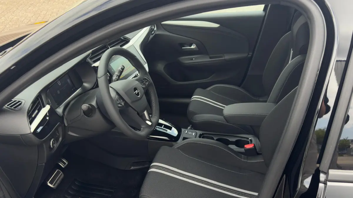 GS | Apple Carplay / Android Auto | Draadloos opladen | Camera achter | Dodehoek sensoren | | Dode hoek waarschuwing | IntelliLux LED Matrix-verlichting, inclusief LED matrix koplampen met a