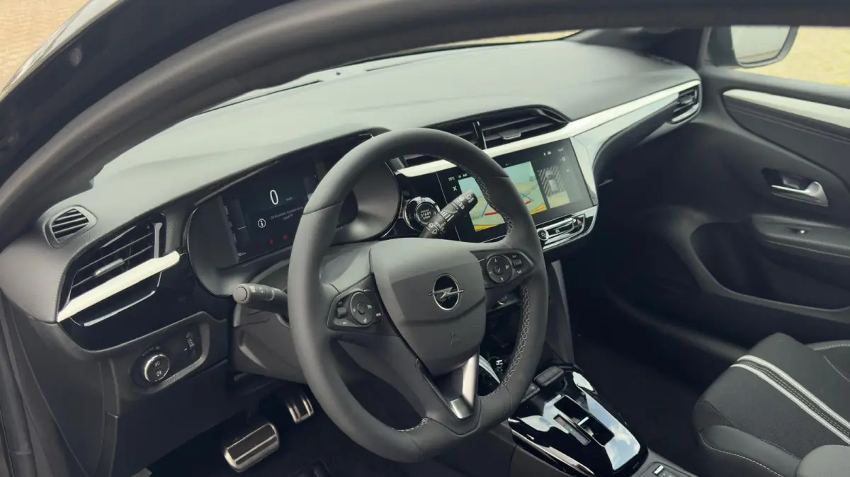 GS | Apple Carplay / Android Auto | Draadloos opladen | Camera achter | Dodehoek sensoren | | Dode hoek waarschuwing | IntelliLux LED Matrix-verlichting, inclusief LED matrix koplampen met a