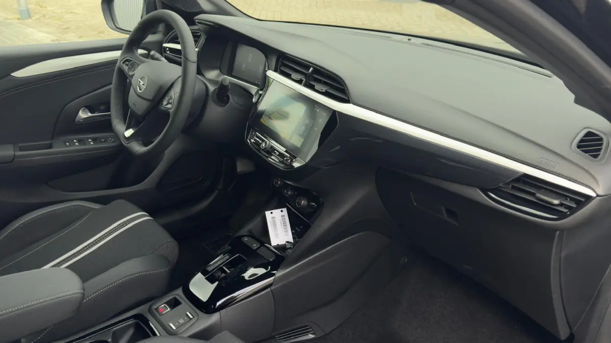 GS | Apple Carplay / Android Auto | Draadloos opladen | Camera achter | Dodehoek sensoren | | Dode hoek waarschuwing | IntelliLux LED Matrix-verlichting, inclusief LED matrix koplampen met a