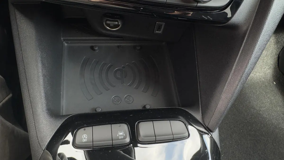 GS | Apple Carplay / Android Auto | Draadloos opladen | Camera achter | Dodehoek sensoren | | Dode hoek waarschuwing | IntelliLux LED Matrix-verlichting, inclusief LED matrix koplampen met a