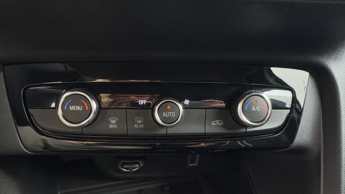 GS | Apple Carplay / Android Auto | Draadloos opladen | Camera achter | Dodehoek sensoren | | Dode hoek waarschuwing | IntelliLux LED Matrix-verlichting, inclusief LED matrix koplampen met a
