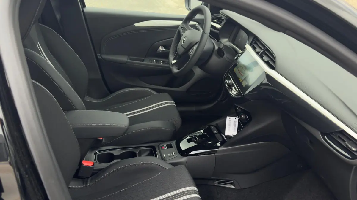 GS | Apple Carplay / Android Auto | Draadloos opladen | Camera achter | Dodehoek sensoren | | Dode hoek waarschuwing | IntelliLux LED Matrix-verlichting, inclusief LED matrix koplampen met a