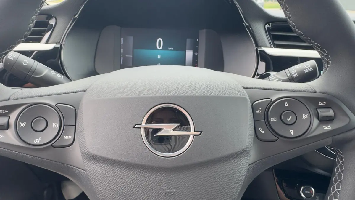 GS | Apple Carplay / Android Auto | Draadloos opladen | Camera achter | Dodehoek sensoren | | Dode hoek waarschuwing | IntelliLux LED Matrix-verlichting, inclusief LED matrix koplampen met a