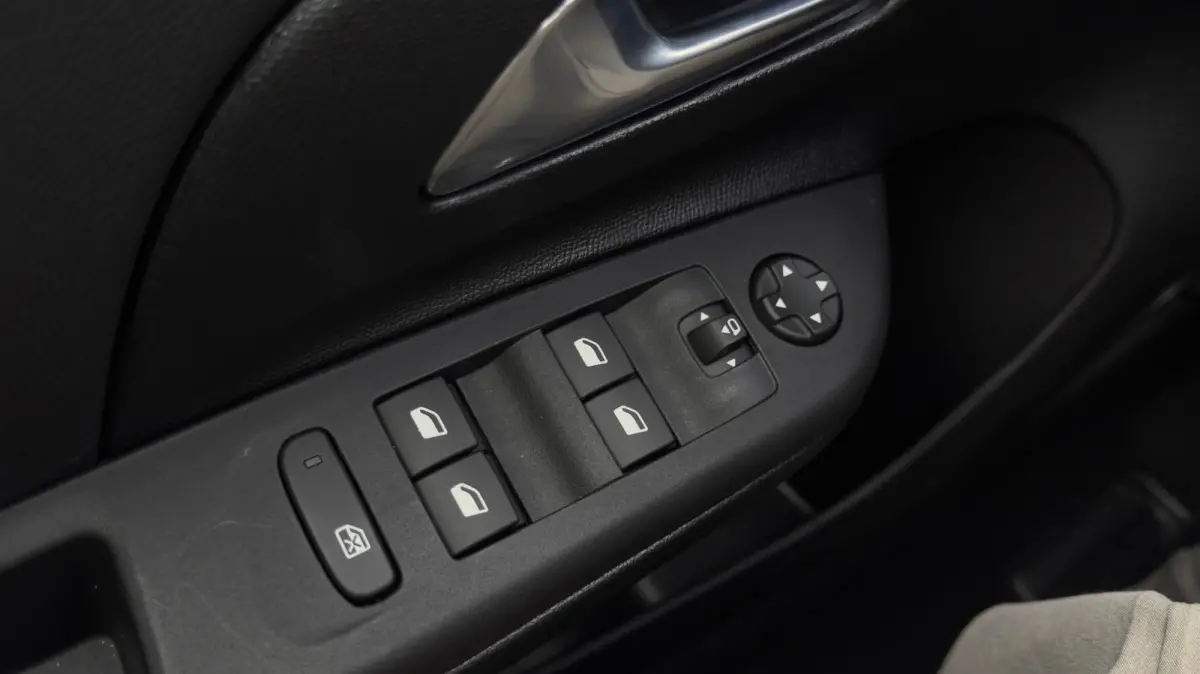 GS | Apple Carplay / Android Auto | Draadloos opladen | Camera achter | Dodehoek sensoren | | Dode hoek waarschuwing | IntelliLux LED Matrix-verlichting, inclusief LED matrix koplampen met a