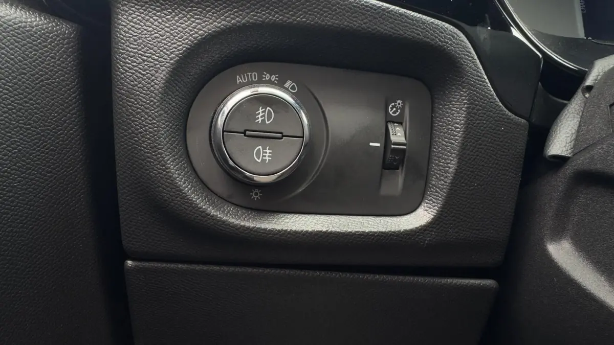 GS | Apple Carplay / Android Auto | Draadloos opladen | Camera achter | Dodehoek sensoren | | Dode hoek waarschuwing | IntelliLux LED Matrix-verlichting, inclusief LED matrix koplampen met a