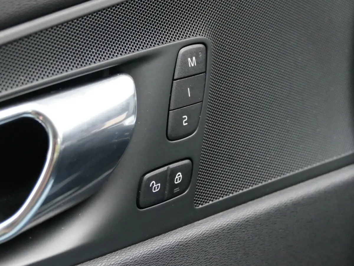 T5 Momentum 12 MND garantie Leer / DAB+ / Trekhaak / Keyless entry