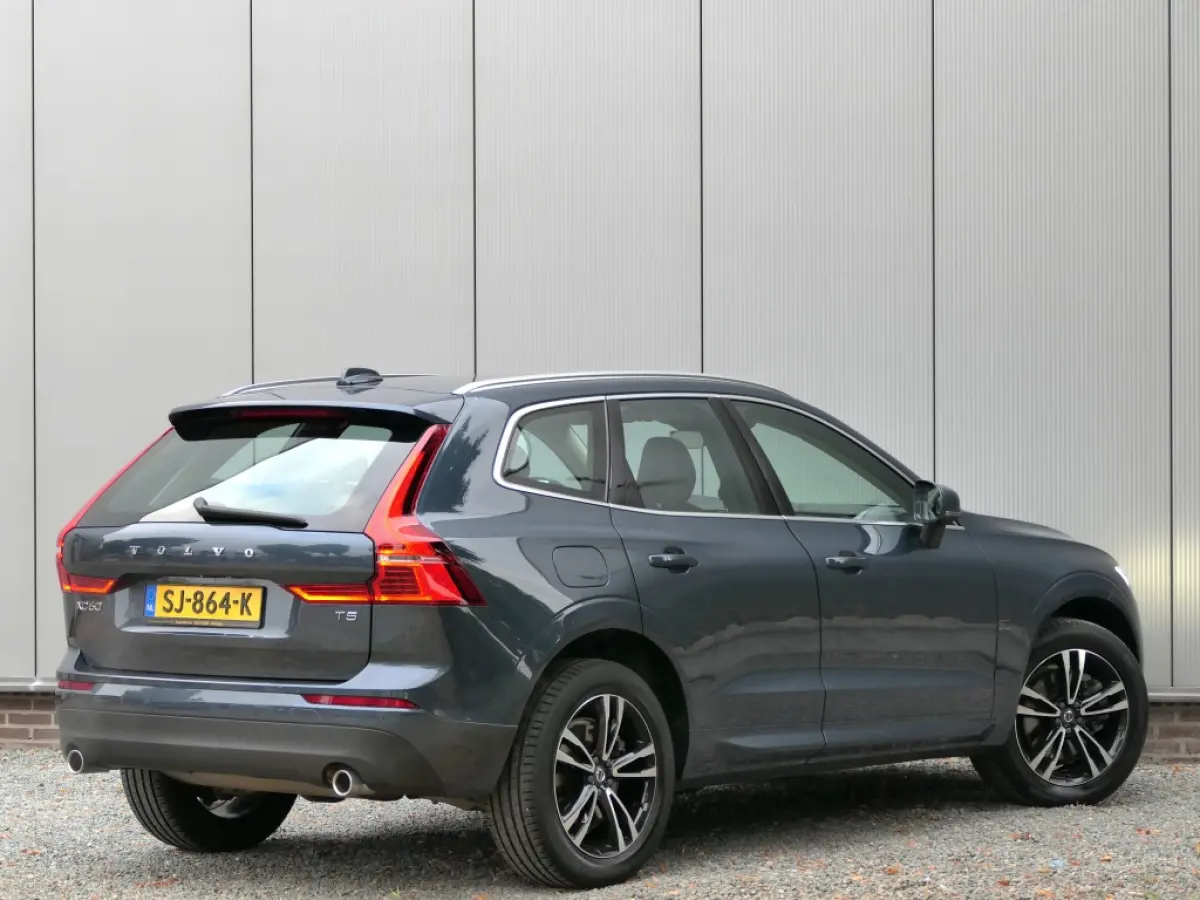 T5 Momentum 12 MND garantie Leer / DAB+ / Trekhaak / Keyless entry