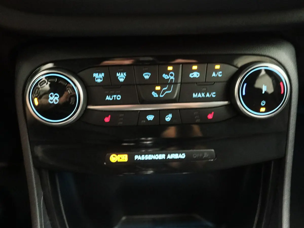1.0 EcoBoost Titanium | Apple Carplay/Android Auto | Camera | Winter Pakket | Led Verlichting |