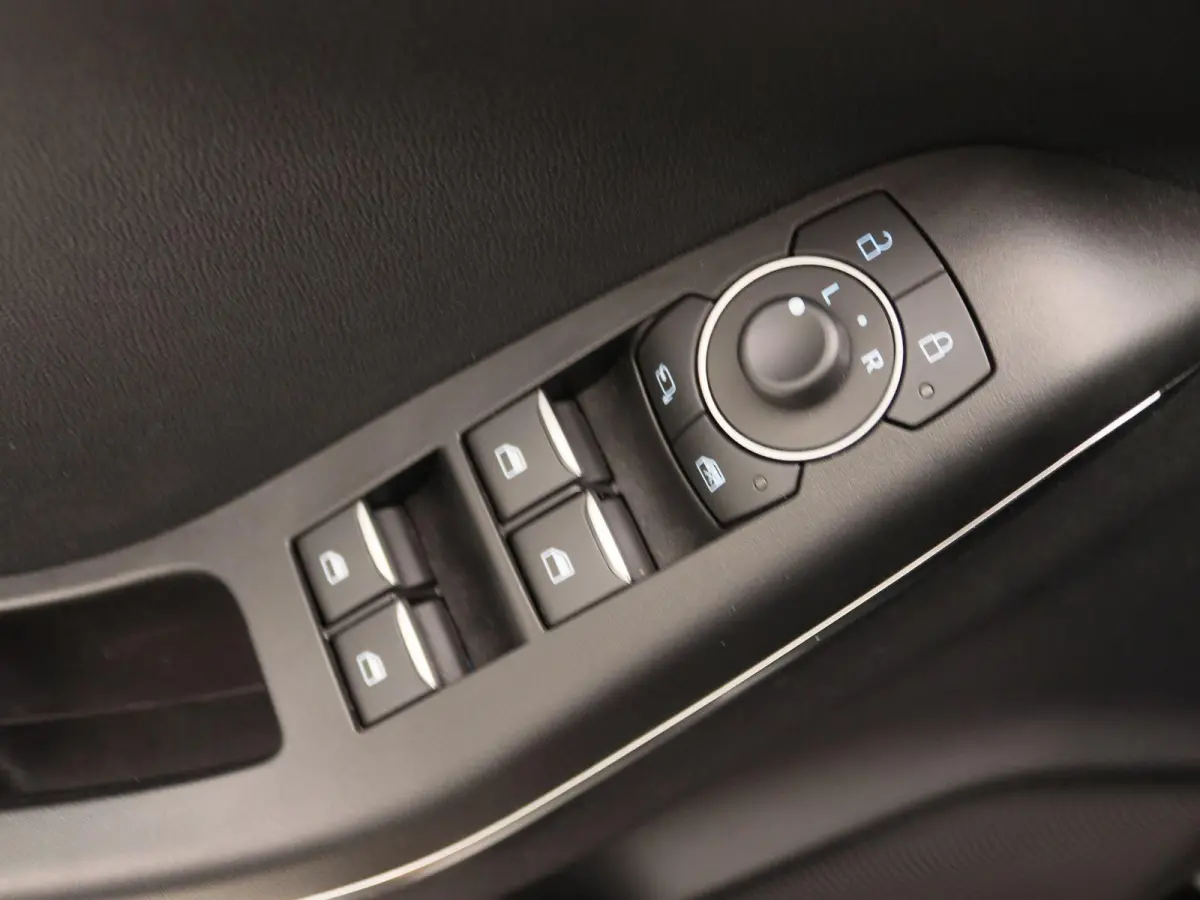 1.0 EcoBoost Titanium | Apple Carplay/Android Auto | Camera | Winter Pakket | Led Verlichting |