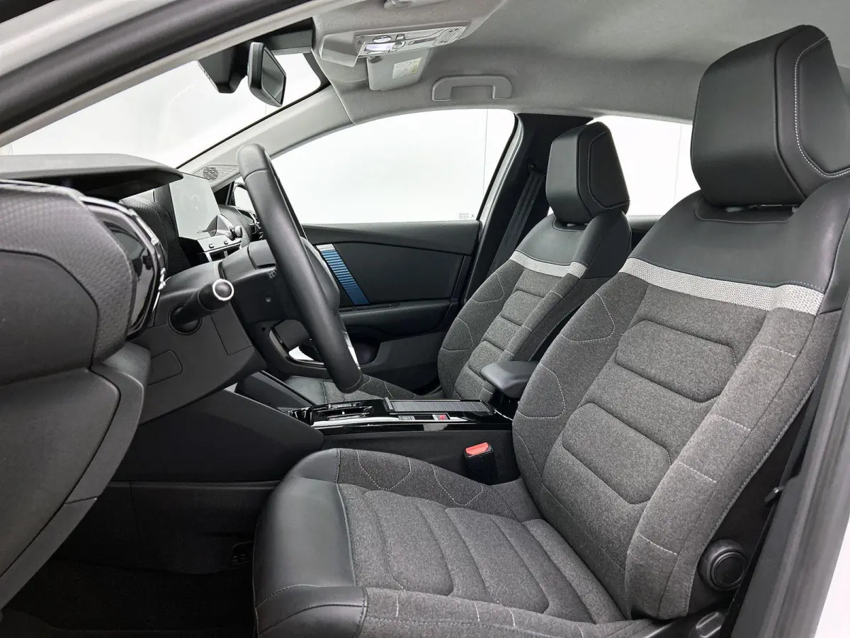 Feel Edition 50 kWh | Automaat | Head-up display | Camera | Navigatie | Parkeersensoren | Climate control | Cruise control | Lane assist |