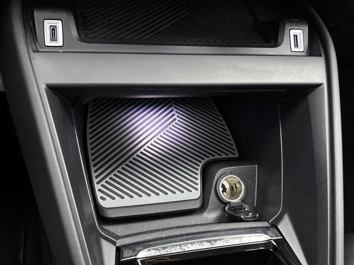 Feel Edition 50 kWh | Automaat | Head-up display | Camera | Navigatie | Parkeersensoren | Climate control | Cruise control | Lane assist |