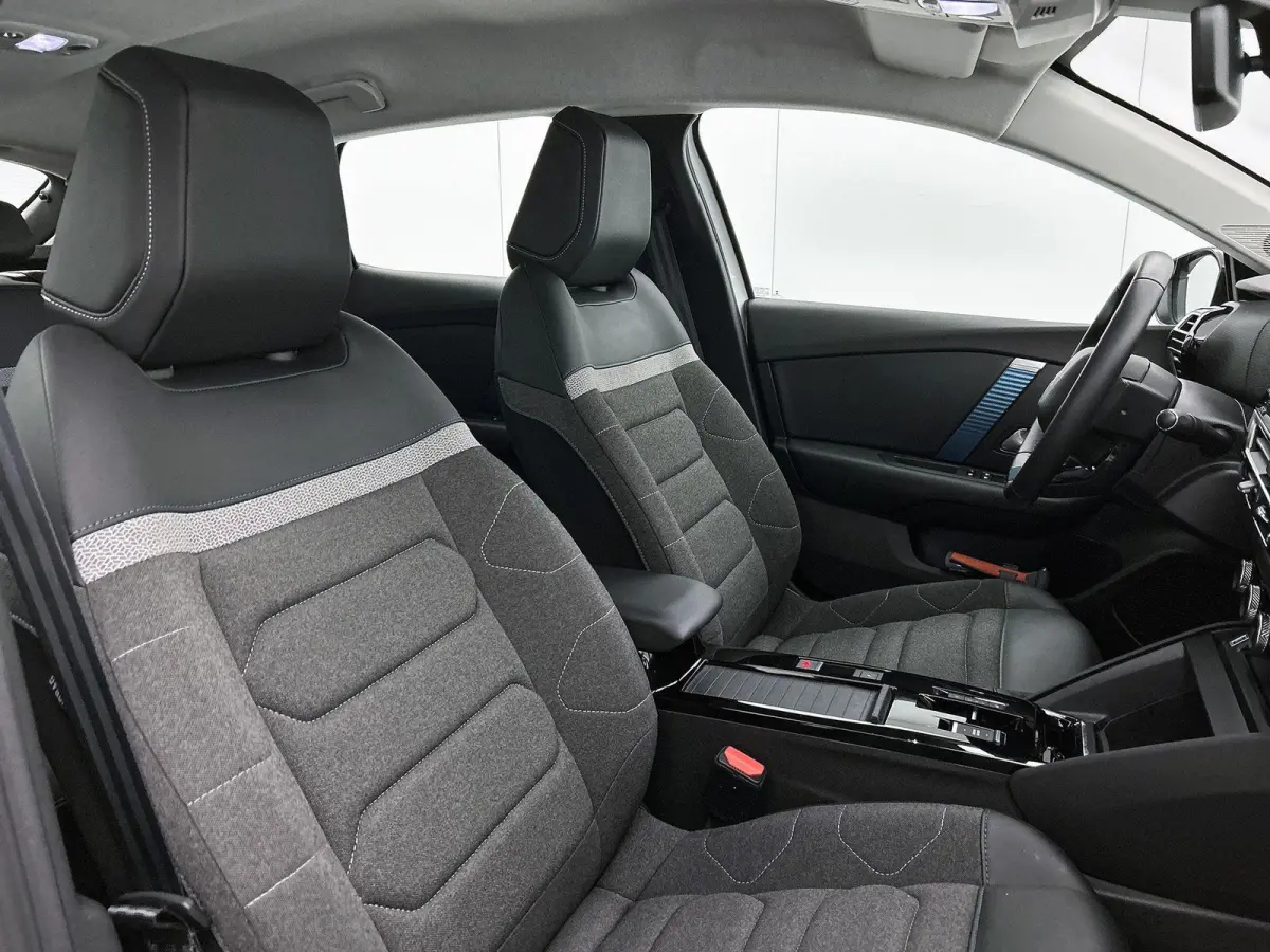 Feel Edition 50 kWh | Automaat | Head-up display | Camera | Navigatie | Parkeersensoren | Climate control | Cruise control | Lane assist |