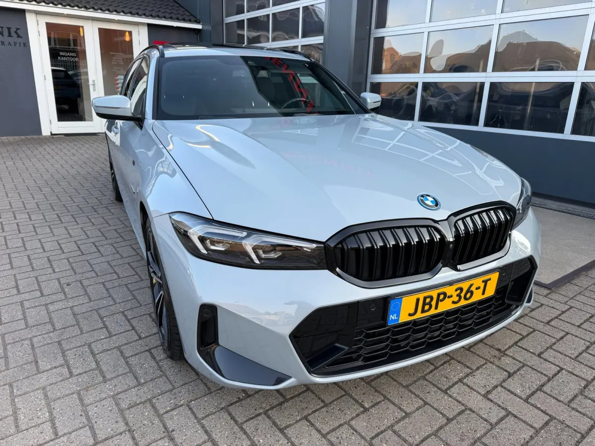320e M-Sport Performance / Pano / Hud / 360 Cam / H&K / Full Black .