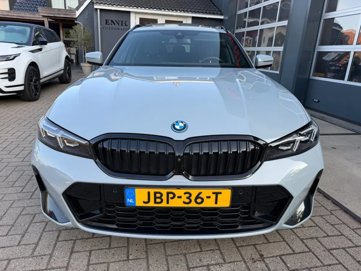 320e M-Sport Performance / Pano / Hud / 360 Cam / H&K / Full Black .