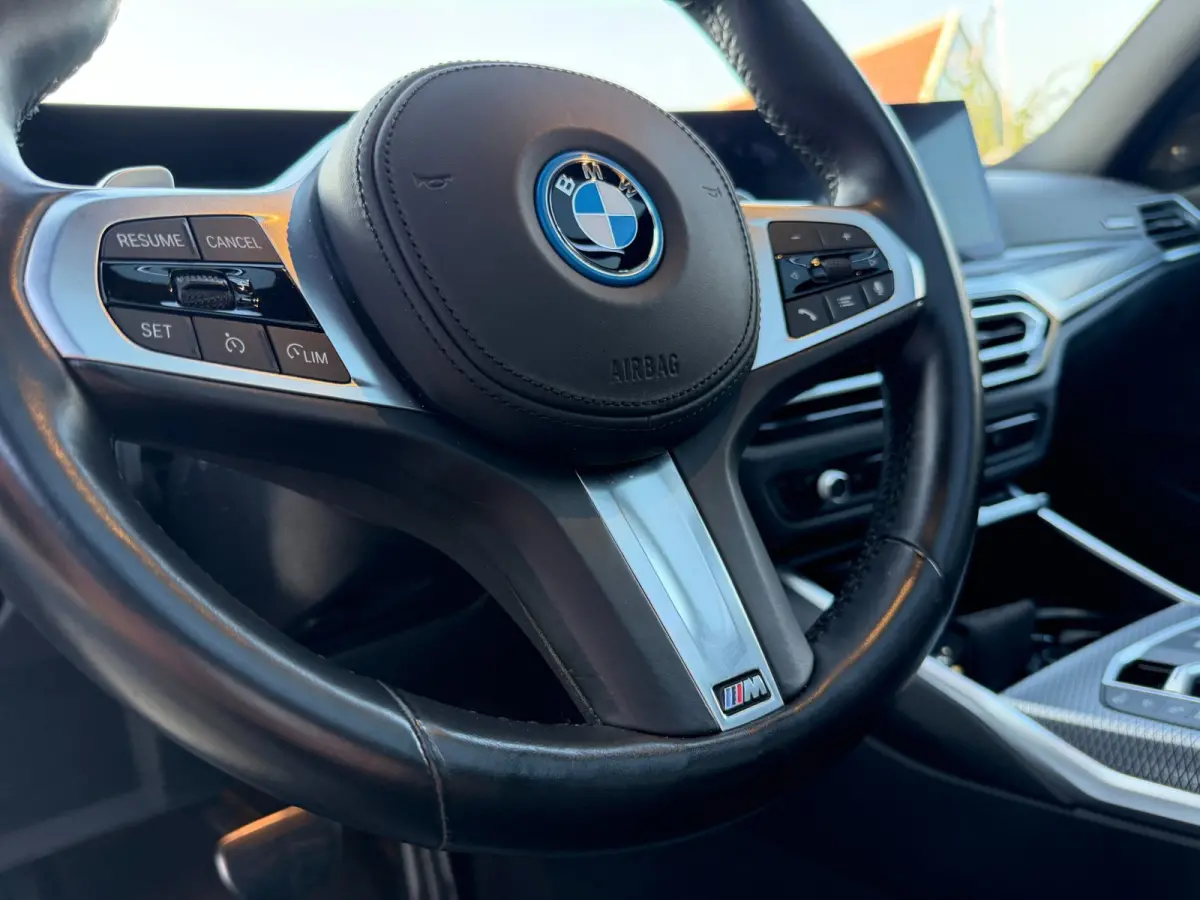 320e M-Sport Performance / Pano / Hud / 360 Cam / H&K / Full Black .