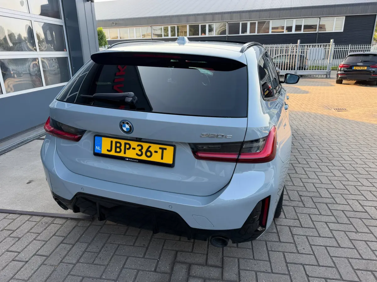 320e M-Sport Performance / Pano / Hud / 360 Cam / H&K / Full Black .