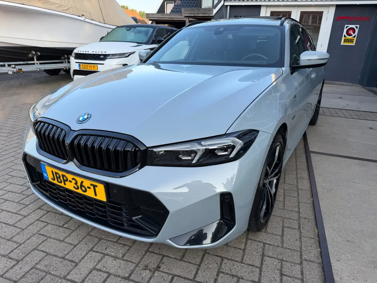 320e M-Sport Performance / Pano / Hud / 360 Cam / H&K / Full Black .