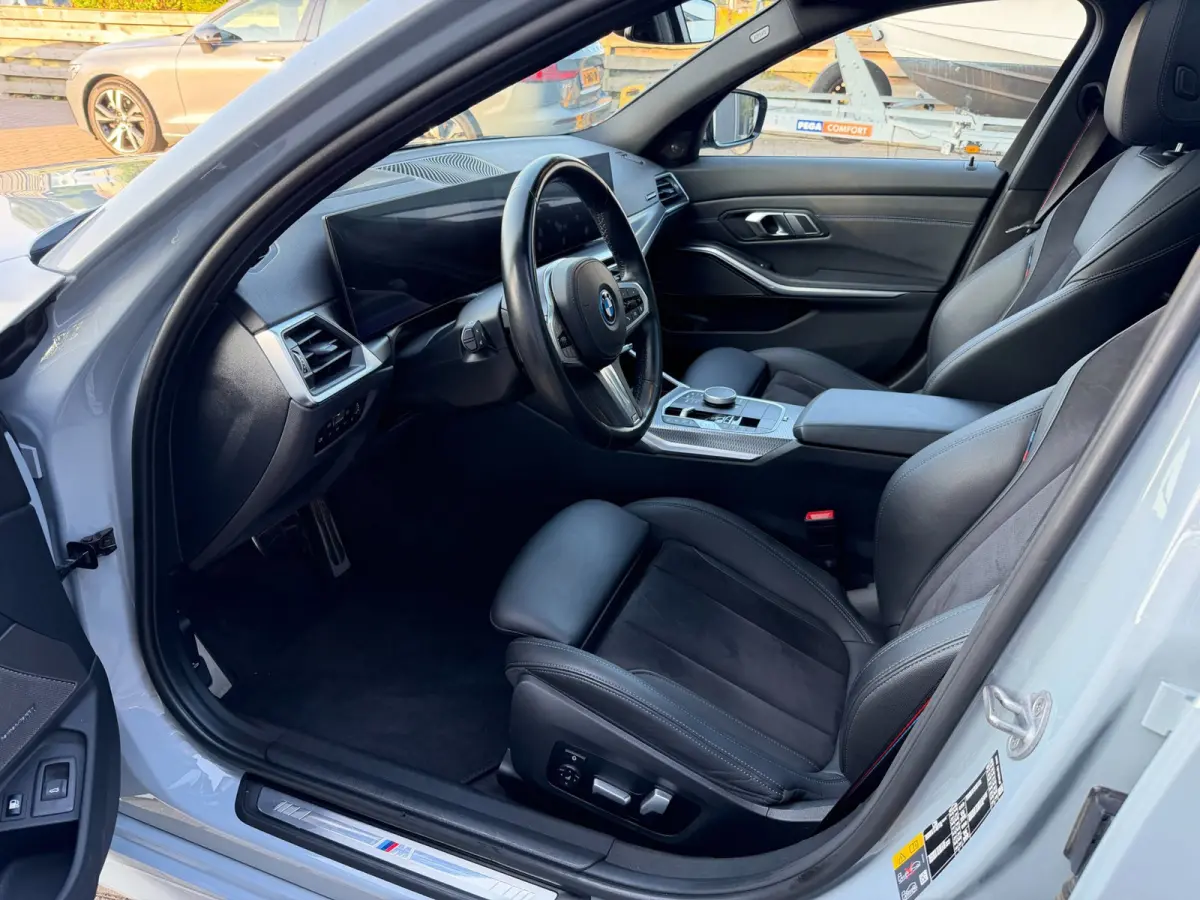 320e M-Sport Performance / Pano / Hud / 360 Cam / H&K / Full Black .