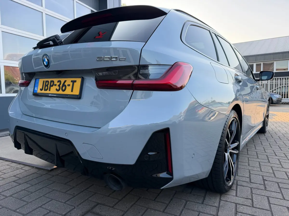 320e M-Sport Performance / Pano / Hud / 360 Cam / H&K / Full Black .