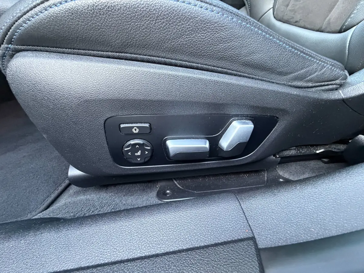 320e M-Sport Performance / Pano / Hud / 360 Cam / H&K / Full Black .