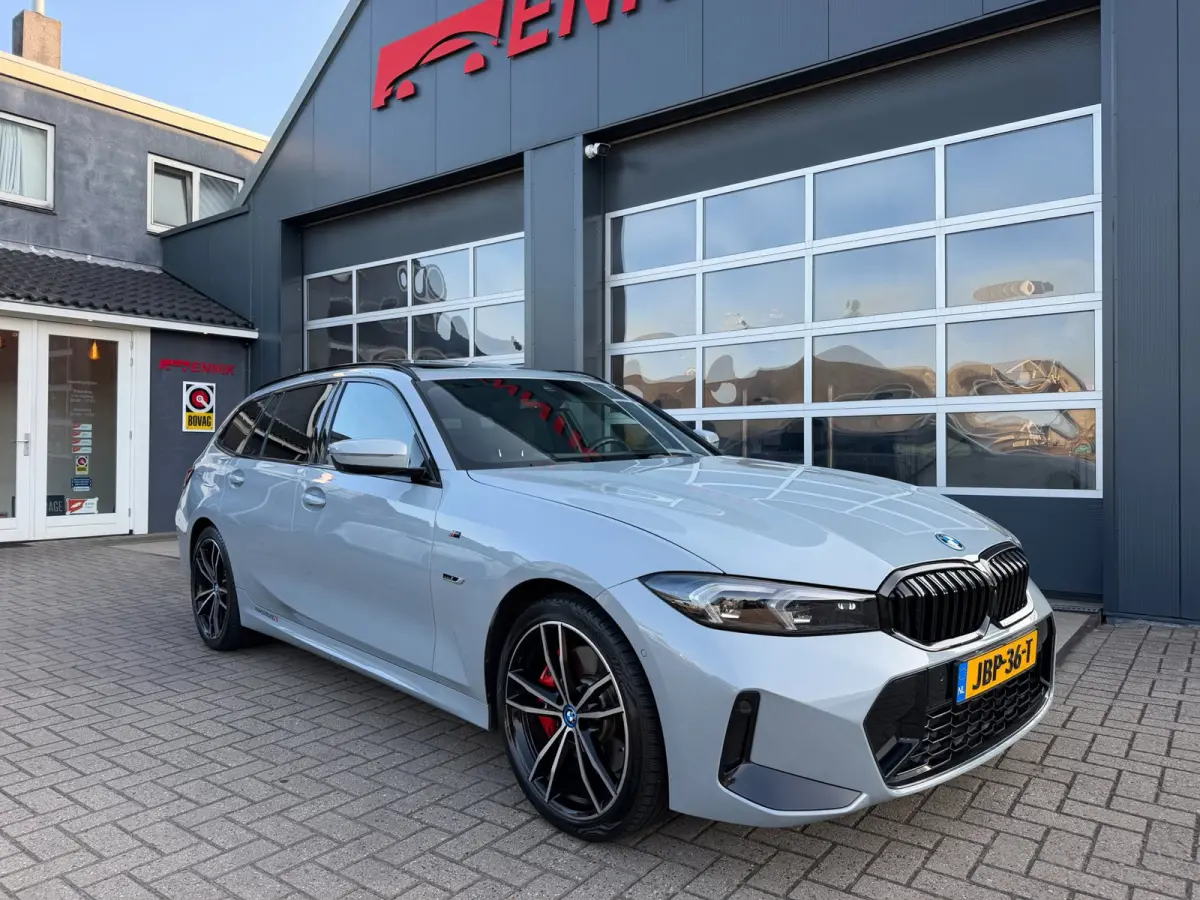 320e M-Sport Performance / Pano / Hud / 360 Cam / H&K / Full Black .