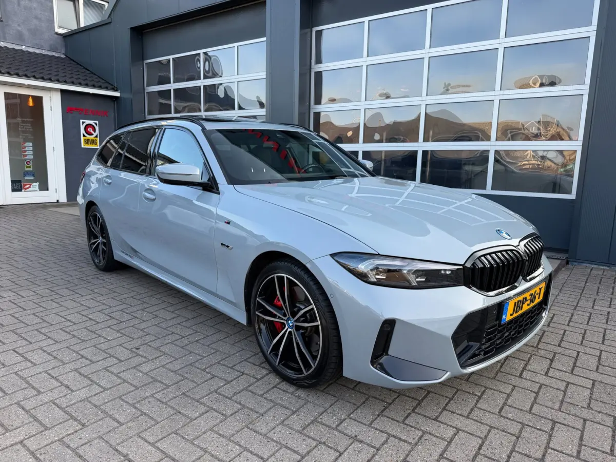 320e M-Sport Performance / Pano / Hud / 360 Cam / H&K / Full Black .