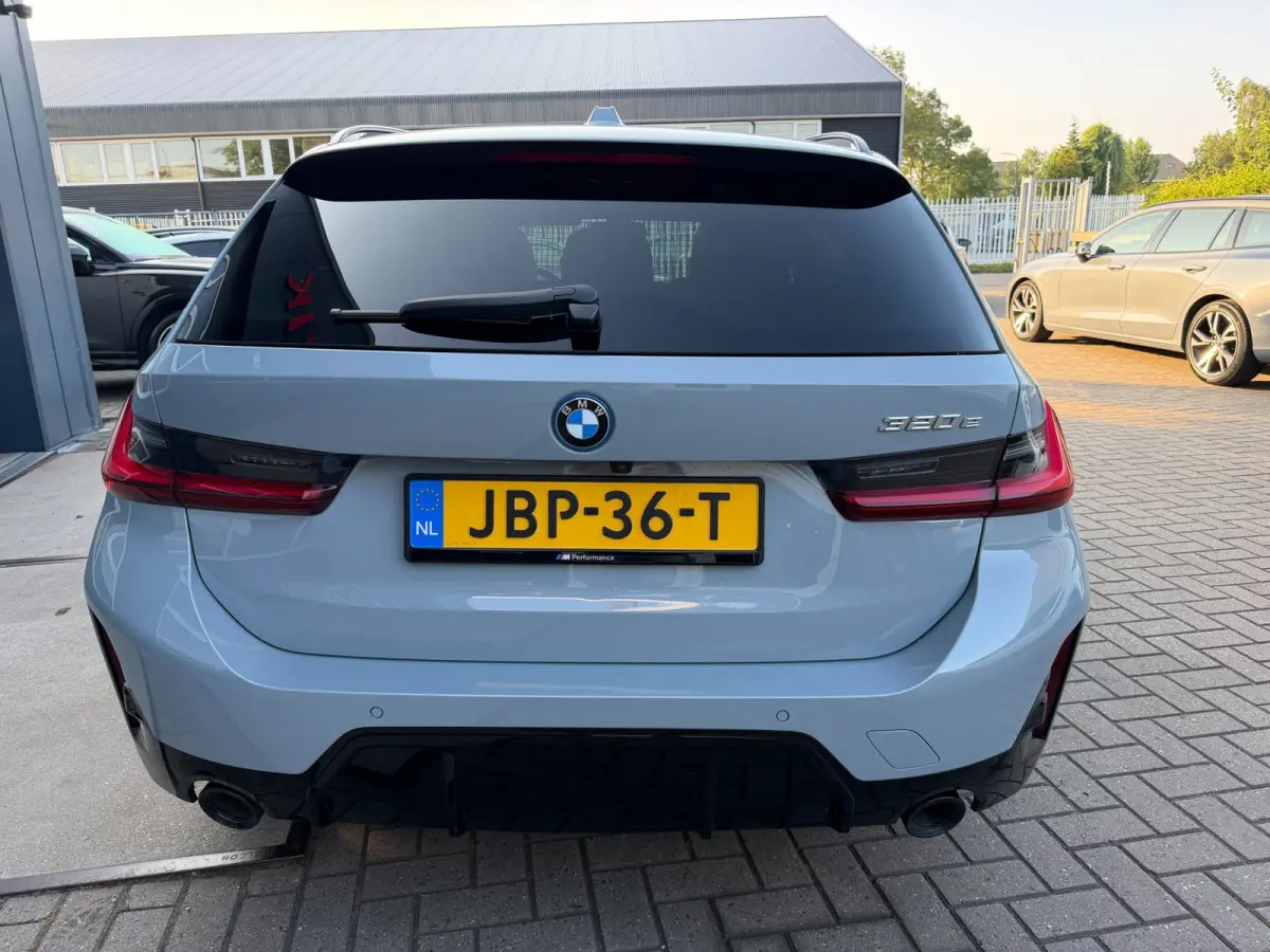 320e M-Sport Performance / Pano / Hud / 360 Cam / H&K / Full Black .
