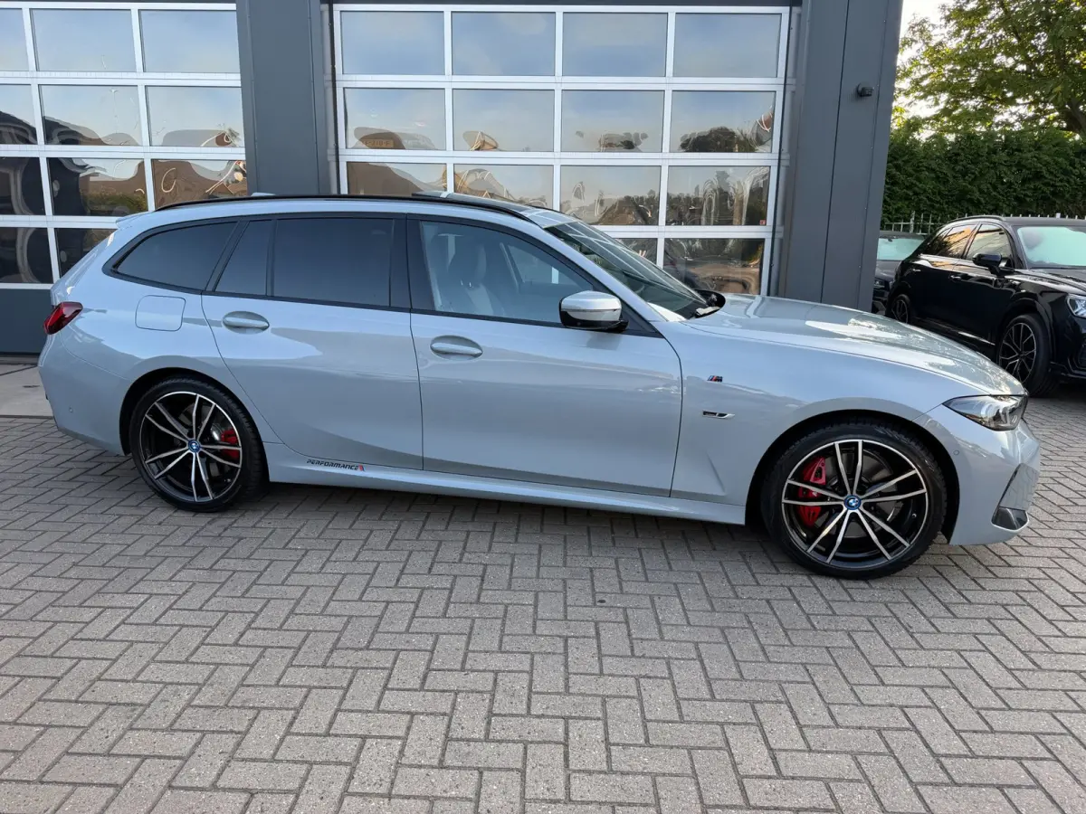 320e M-Sport Performance / Pano / Hud / 360 Cam / H&K / Full Black .