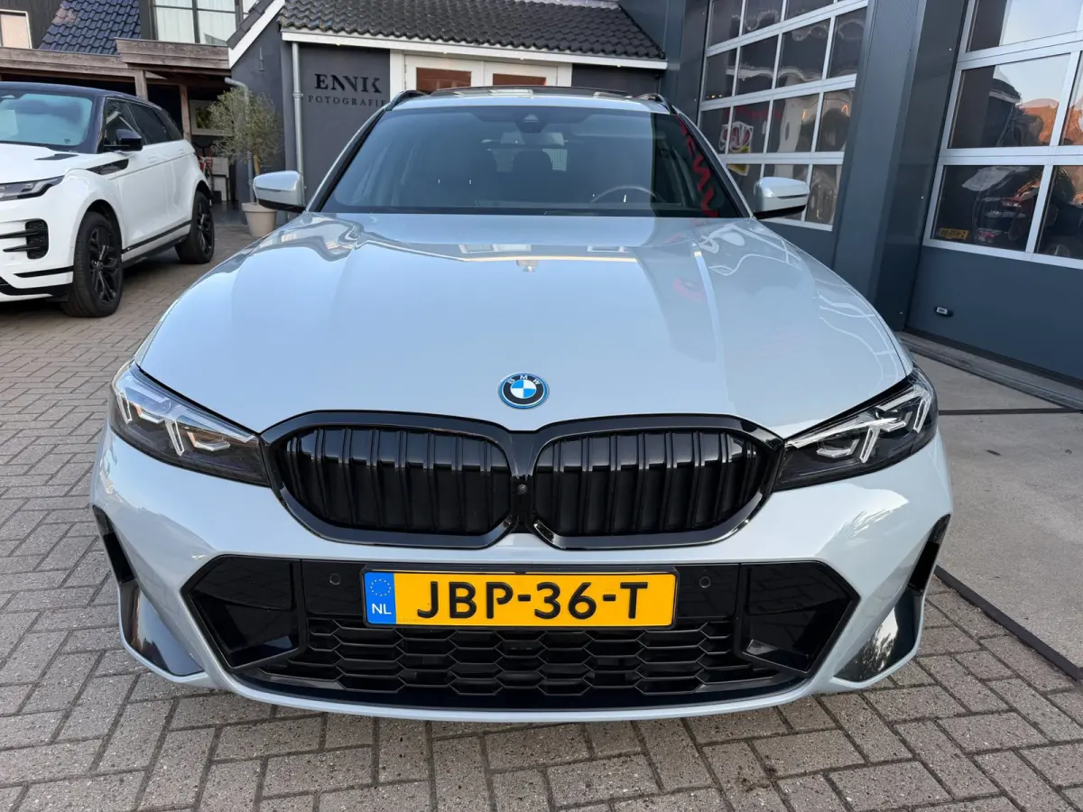 320e M-Sport Performance / Pano / Hud / 360 Cam / H&K / Full Black .