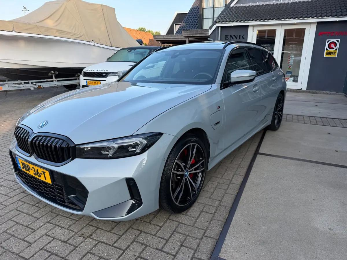 320e M-Sport Performance / Pano / Hud / 360 Cam / H&K / Full Black .
