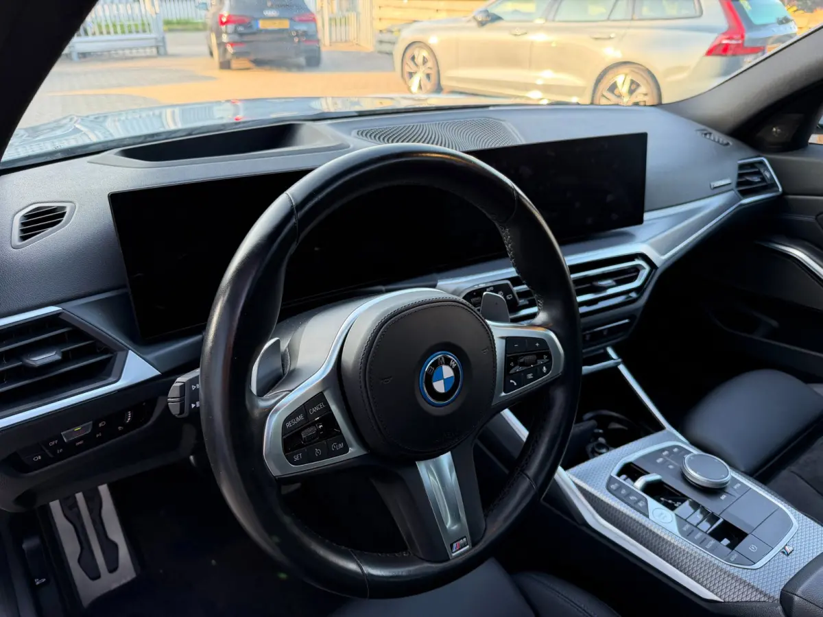 320e M-Sport Performance / Pano / Hud / 360 Cam / H&K / Full Black .