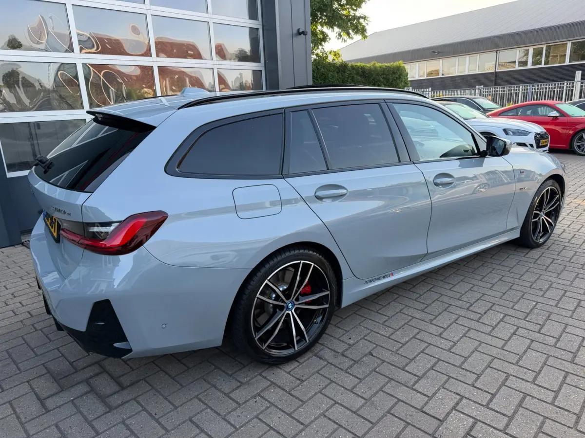 320e M-Sport Performance / Pano / Hud / 360 Cam / H&K / Full Black .