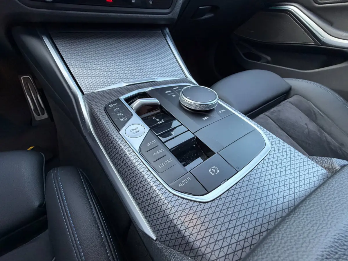 320e M-Sport Performance / Pano / Hud / 360 Cam / H&K / Full Black .