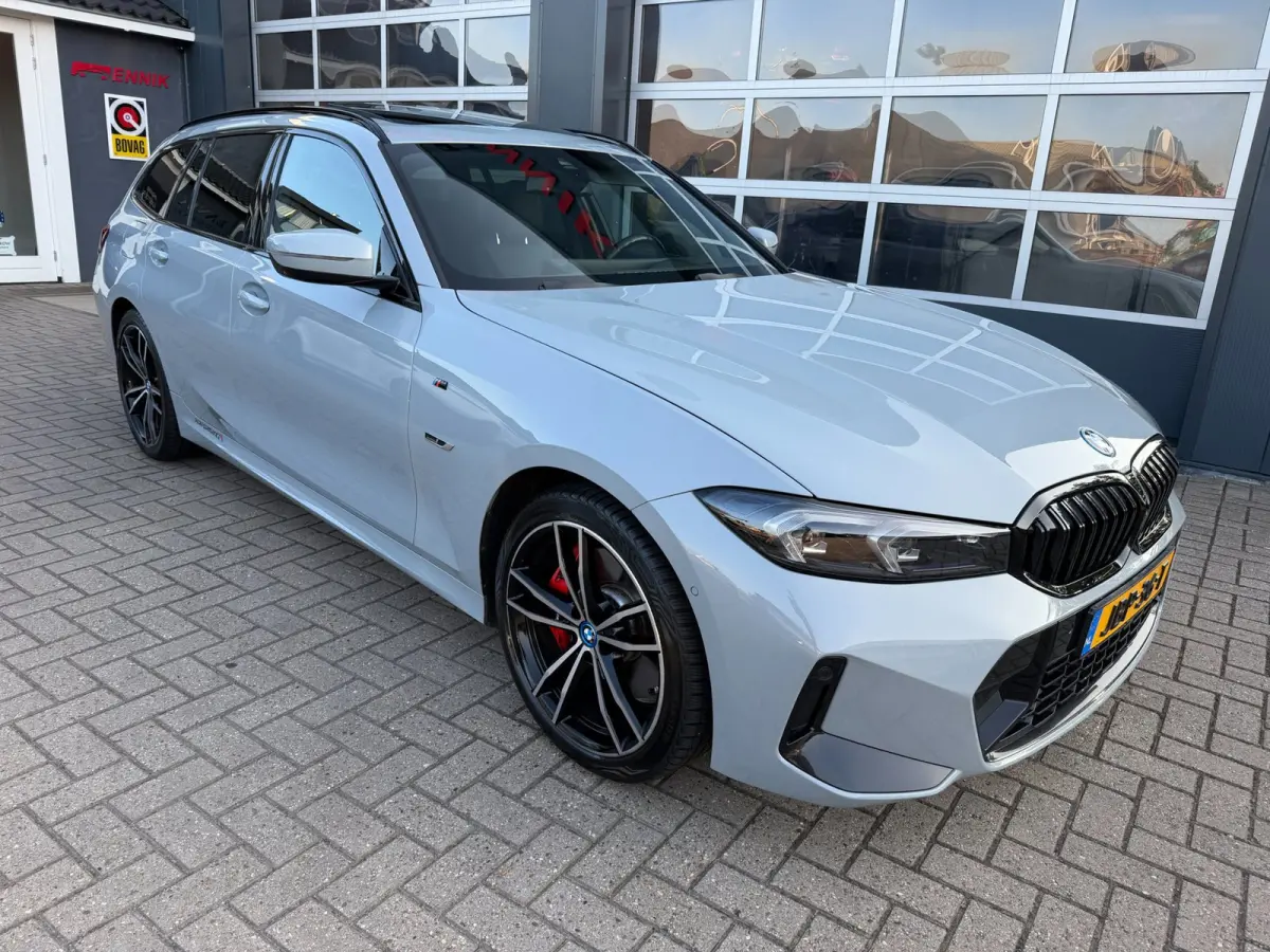 320e M-Sport Performance / Pano / Hud / 360 Cam / H&K / Full Black .