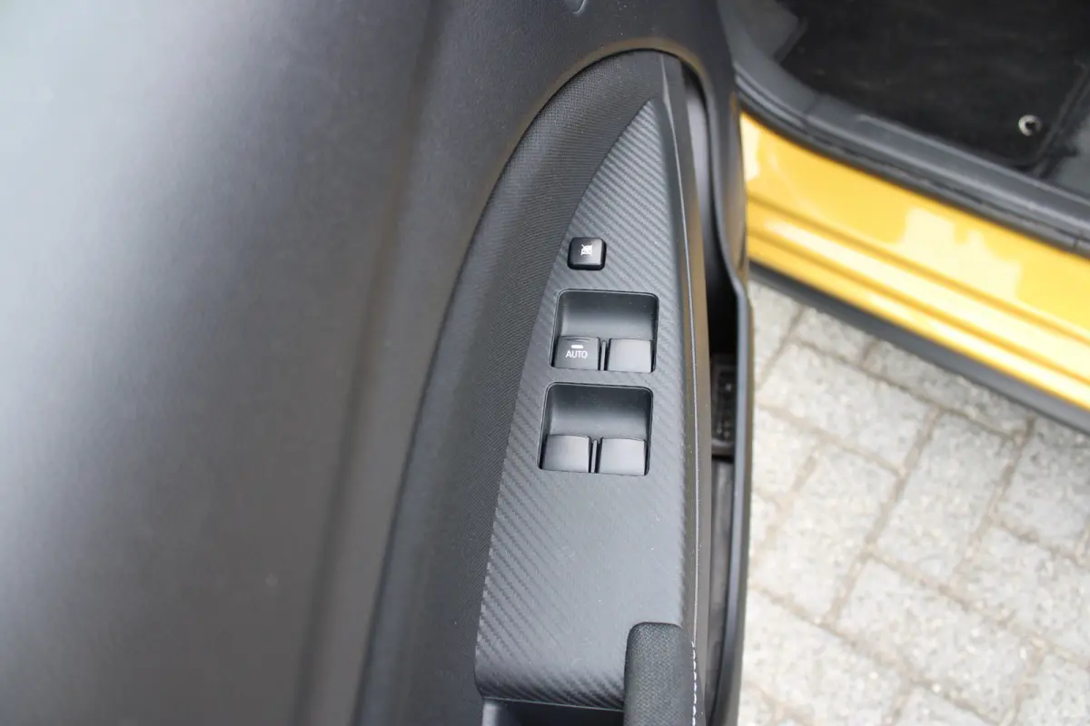1.2 Instyle | Parkeersensoren voor- en achter | Stoelverwarming | Achteruitrijcamera | Achterbank in delen neerklapbaar | Achterspoiler | Achteruitrijcamera