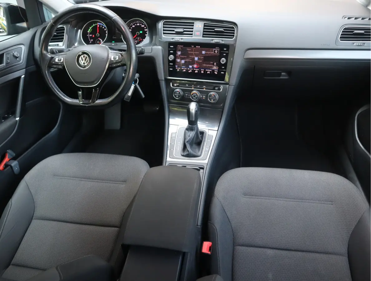 E-DITION Navi / Climate / Pdc / Elekramen / Adap-Cruise / App-connect / SOH 89.64% /  Voldoende Apk /