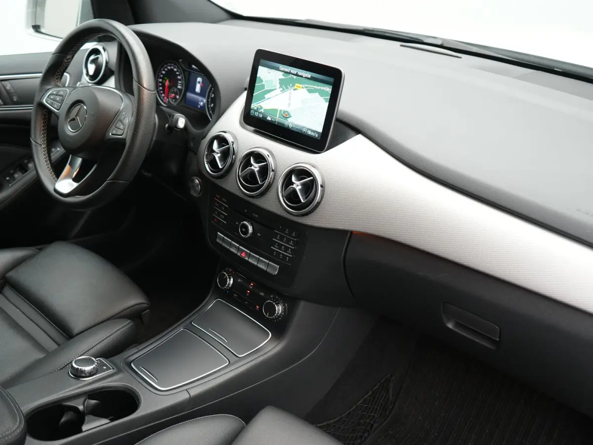 180 123pk Dealer O.H | Trekhaak | Camera | Cruise Control | Led Koplampen | Navigatie | Lederen Sportstoelen | 17"L.M |