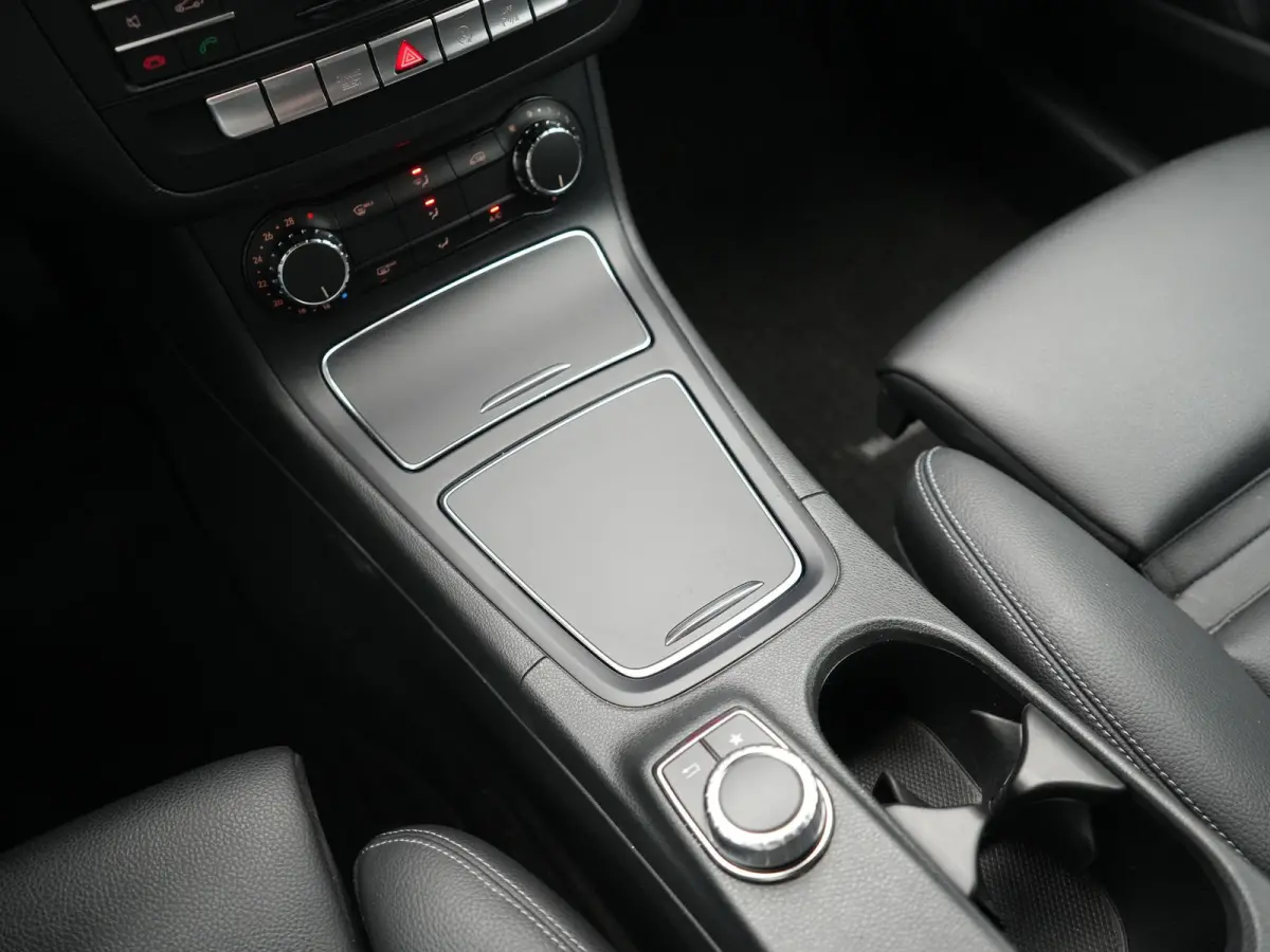 180 123pk Dealer O.H | Trekhaak | Camera | Cruise Control | Led Koplampen | Navigatie | Lederen Sportstoelen | 17"L.M |