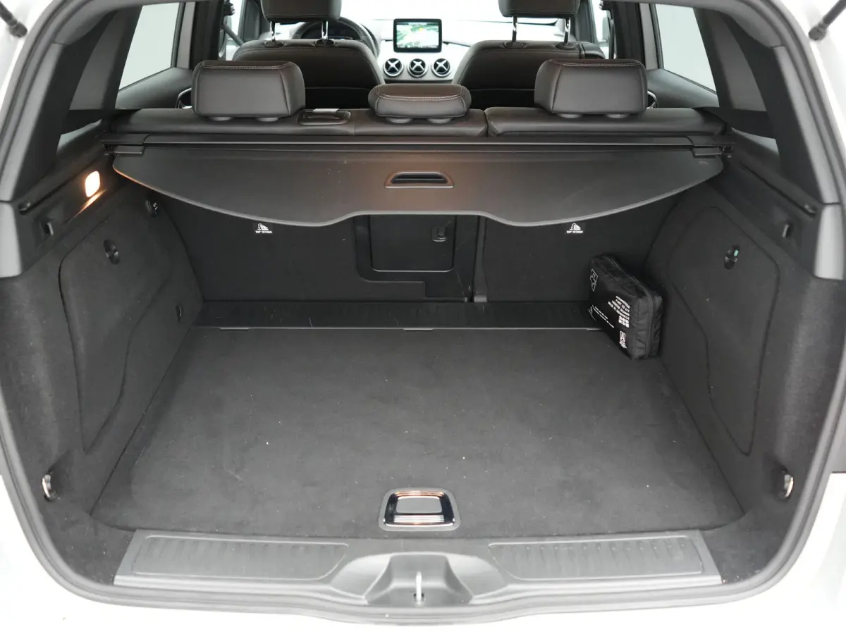180 123pk Dealer O.H | Trekhaak | Camera | Cruise Control | Led Koplampen | Navigatie | Lederen Sportstoelen | 17"L.M |