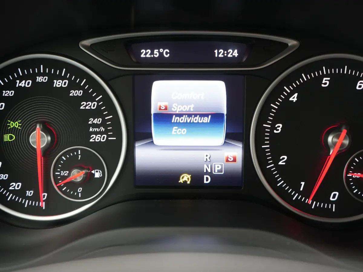 180 123pk Dealer O.H | Trekhaak | Camera | Cruise Control | Led Koplampen | Navigatie | Lederen Sportstoelen | 17"L.M |