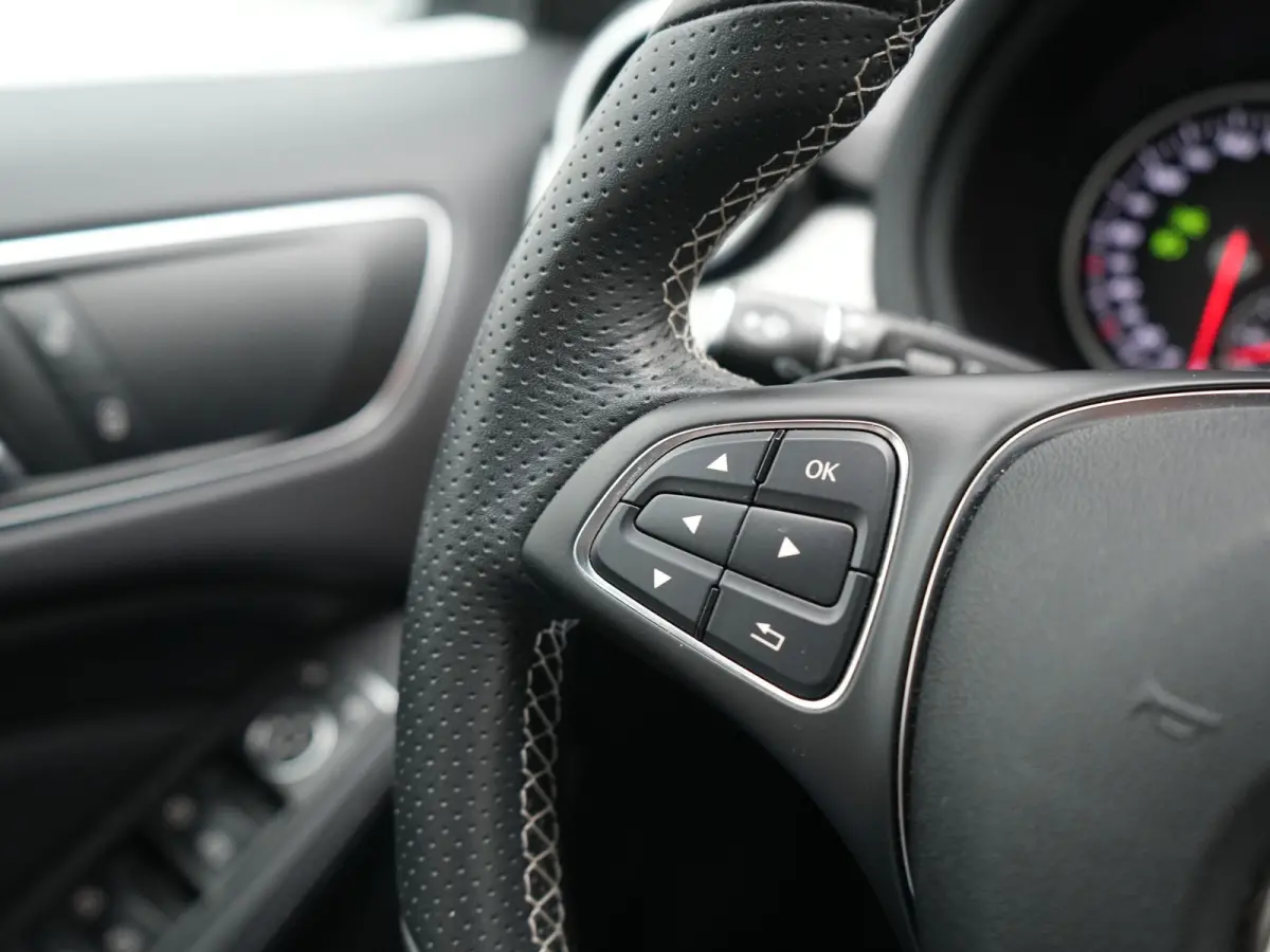 180 123pk Dealer O.H | Trekhaak | Camera | Cruise Control | Led Koplampen | Navigatie | Lederen Sportstoelen | 17"L.M |