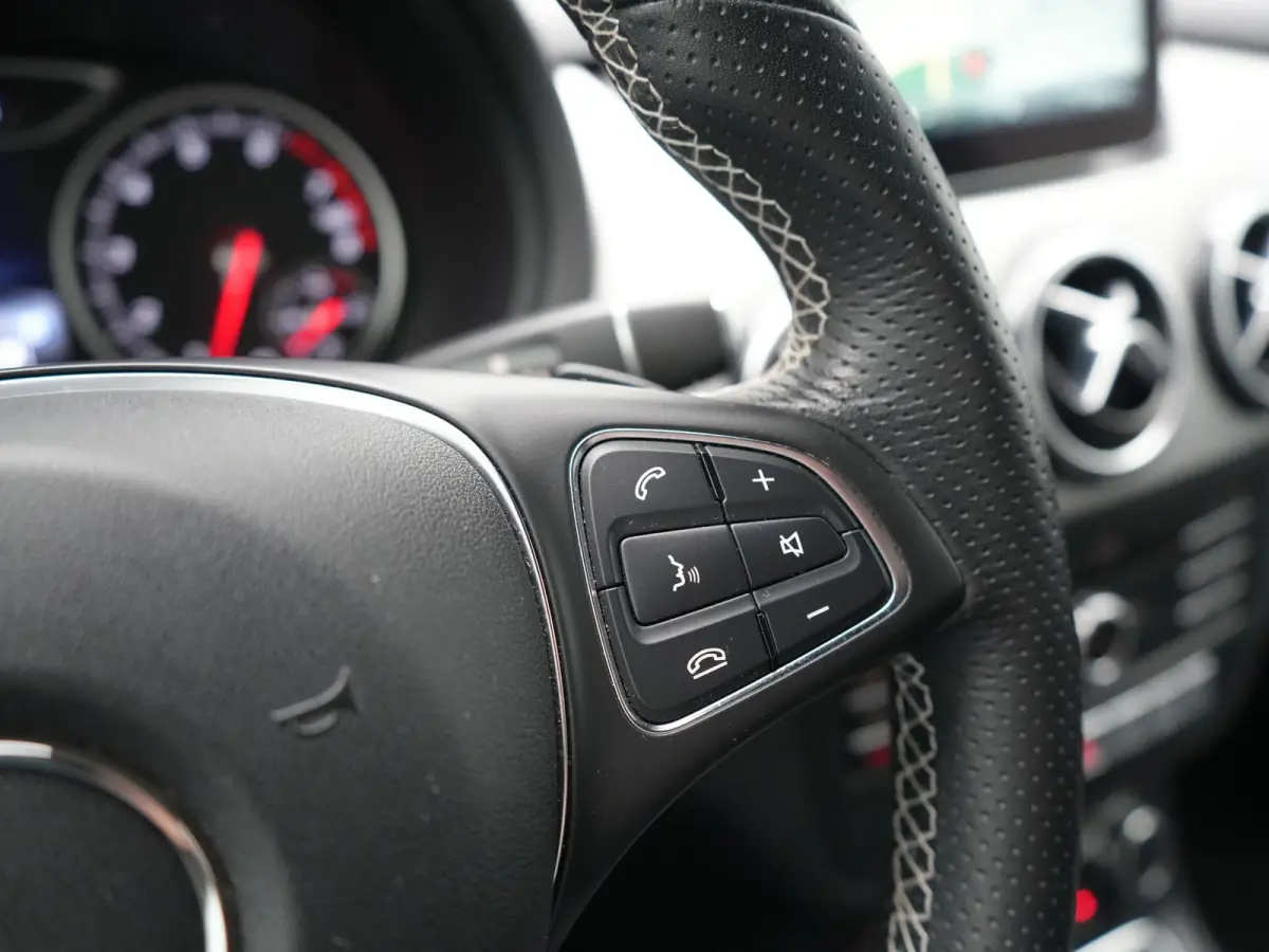 180 123pk Dealer O.H | Trekhaak | Camera | Cruise Control | Led Koplampen | Navigatie | Lederen Sportstoelen | 17"L.M |