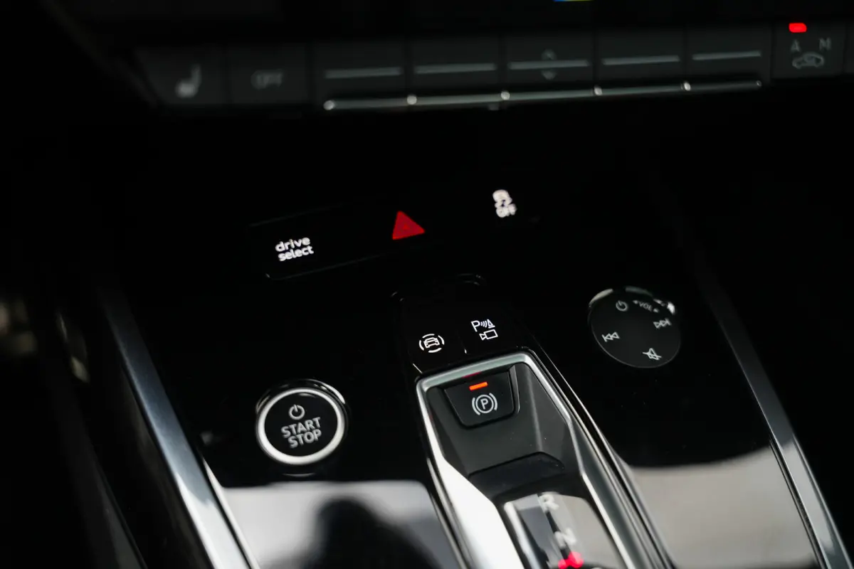40 204 pk S edition 77 kWh /Pano-Dak/ BTW-Auto/ Keyless/ Adapt.Cruise/ SONOS/ Lane-Assist/ Carplay/ 20'' LMV