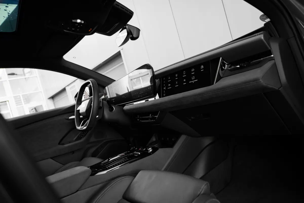 S edition performance 100 kWh 306PK | Panorama dak | Trekhaak | Elek. Stoel + geheugen | 360 camera | Leder/Dynamica bekleding