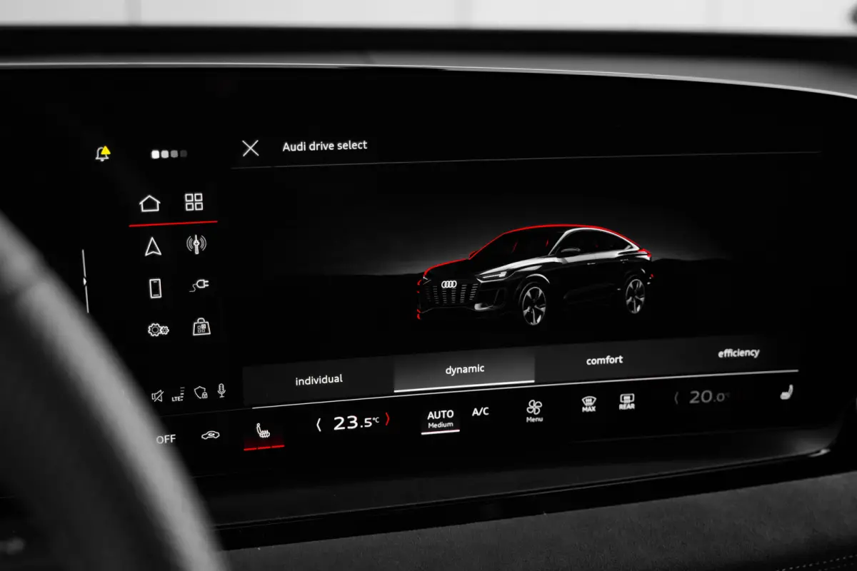 S edition performance 100 kWh 306PK | Panorama dak | Trekhaak | Elek. Stoel + geheugen | 360 camera | Leder/Dynamica bekleding