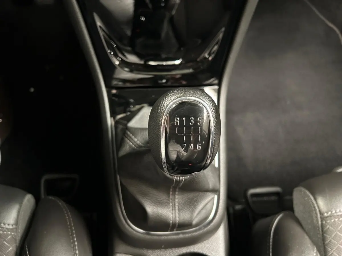 1.4 Turbo 120 Jaar Edition | All-Seasonbanden | Apple Carplay / Android Auto | Parkeersensoren Voor + Achter | Camera Achter | Lichtsensor | Cruise Control | 17" Lichtmetalen Velgen