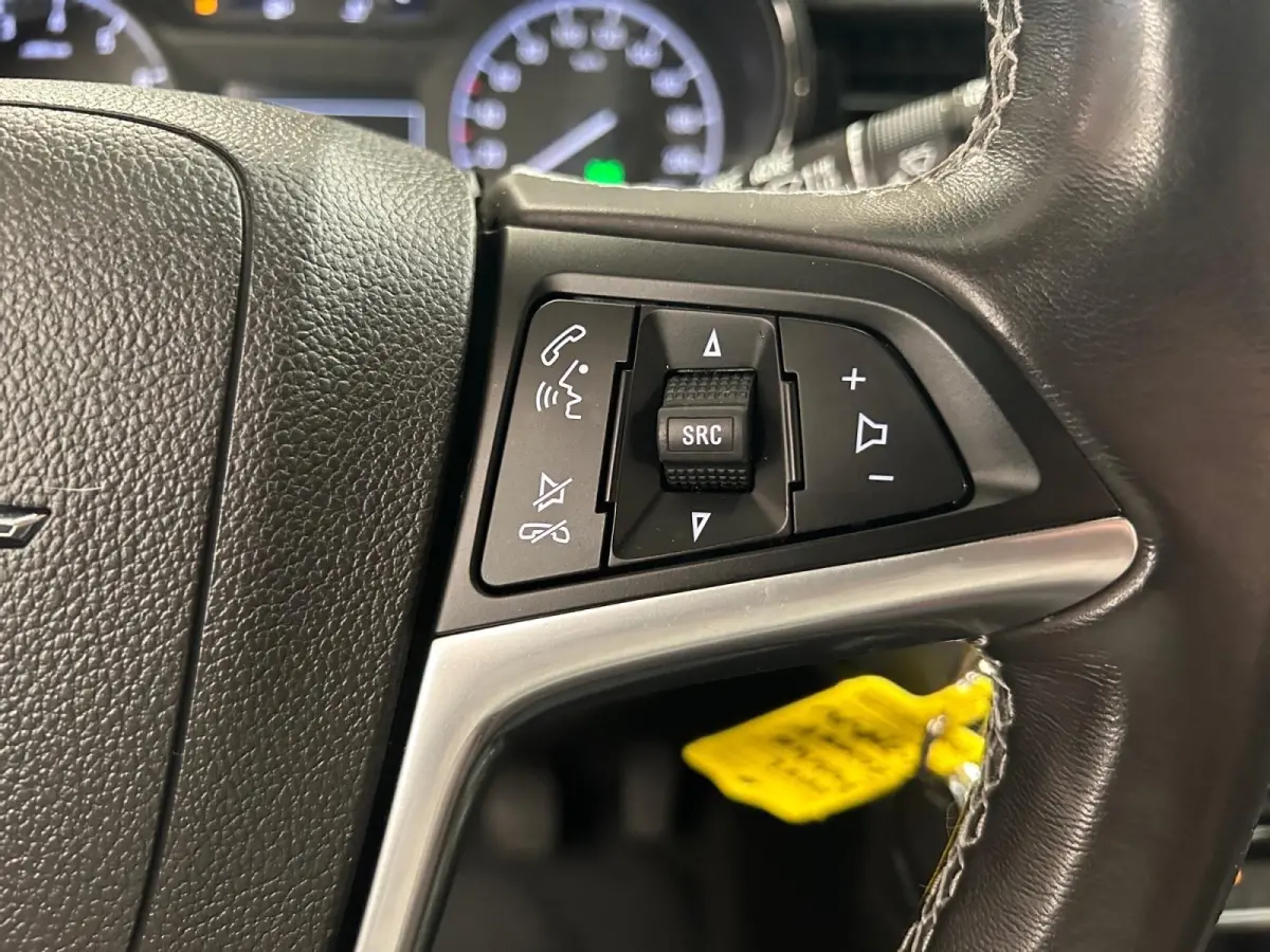 1.4 Turbo 120 Jaar Edition | All-Seasonbanden | Apple Carplay / Android Auto | Parkeersensoren Voor + Achter | Camera Achter | Lichtsensor | Cruise Control | 17" Lichtmetalen Velgen